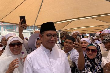 Amirul Hajj Jumatan di pelataran masjid dan cek layanan bus salawat