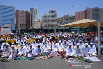 Salat Jumat di pelataran Terminal Syeib Amir