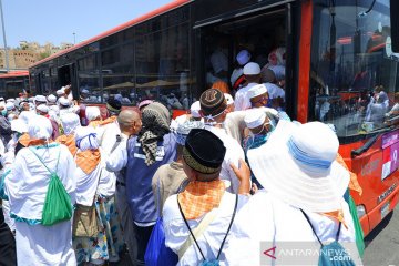 Jamaah berebut untuk bisa naik bus salawat setelah salat jumat