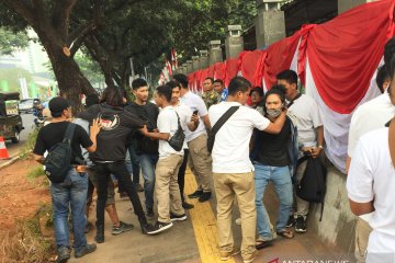 Polisi bubarkan massa yang diduga akan berdemo di Gedung Parlemen