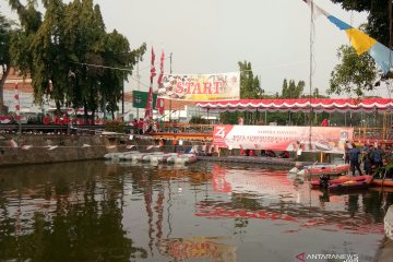 Lomba dayung meriahkan HUT Ke-74 RI di Pasar Baru