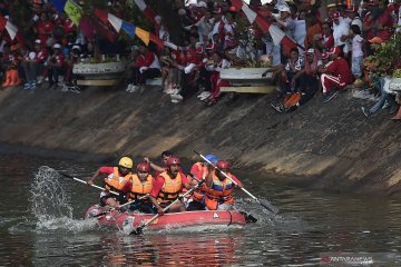 Lomba dayung HUT RI di Sungai Ciliwung