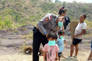 Polisi bagikan masker gratis kepada masyarakat perbatasan