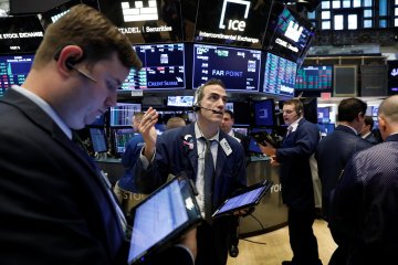 Wall Street naik tipis, investor bertaruh soal penurunan bunga Fed