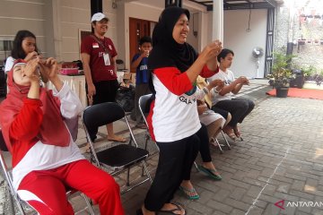 Ibu-ibu Bintaro ikuti lomba memasukkan benang ke jarum di HUT ke-74 RI