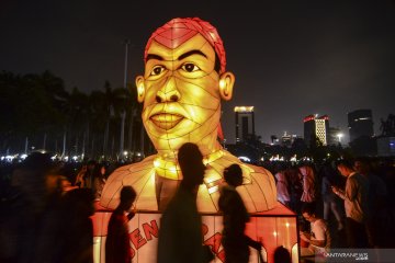 Warga kunjungi Festival of Light di Monas