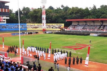 Elsya Waromi pembawa duplikat Bendera Pusaka