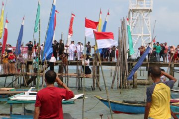 Masyarakat Tanjungpinang gelar upacara HUT ke-74 RI di atas laut