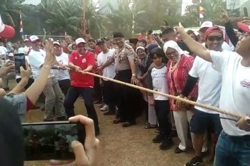 Lomba tarik tambang, Anies menang 2-0