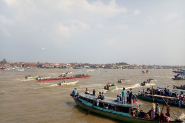 Lomba perahu bidar HUT Kemerdekaan disaksikan ribuan warga Palembang