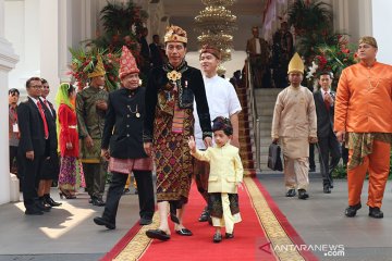 Para pejabat negara mengenakan baju daerah pada Upacara HUT RI ke-74