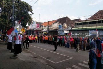 Ratusan pedagang Pasar Wates ikuti upacara HUT ke-74 Kemerdekaan RI