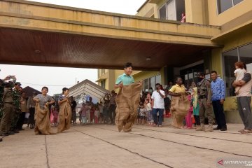 Pencari suaka ikut lomba balap karung dan makan krupuk