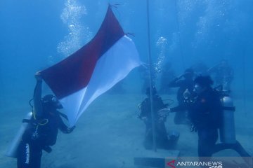 BTNKT Sulteng gelar upacara HUT ke-74 RI di dasar laut