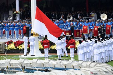 Pengibaran bendera Merah Putih, dari Istana Merdeka sampai ke hunian sementara korban tsunami Palu