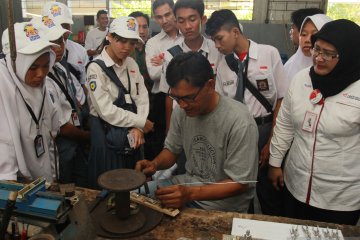 Peserta Siswa Mengenal Nusantara 2019 kunjungi perajin timah di Bangka Belitung