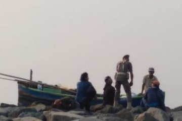 Sejumlah nelayan dihalau petugas saat upacara di Pulau Reklamasi