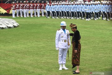 Presiden Joko Widodo menghampiri Komandan Upacara Pengibaran Bendera Merah Putih di Istana Merdeka