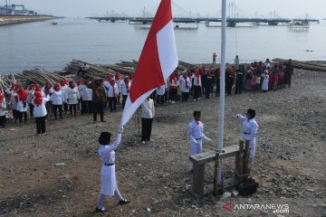 Warga pesisir Jakarta Utara  gelar upacara kemerdekaan RI