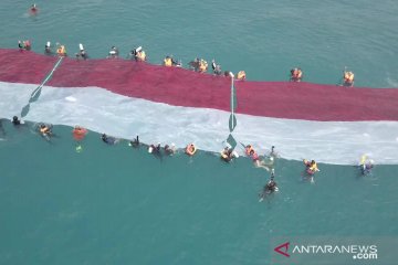 Peringati HUT RI, Lanal Banten kibarkan bendera  di Laut Sangiang