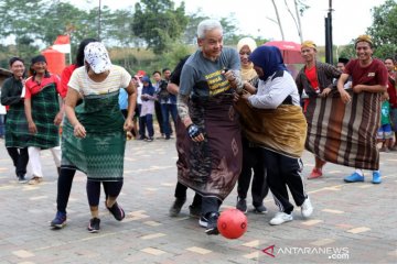 Gubernur Jateng futsal pakai sarung lawan emak-emak pada HUT RI