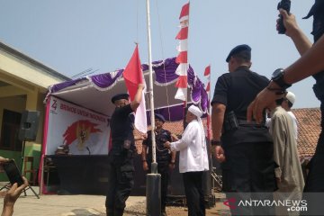 Ketua Garis menjadi pengibar bendera bersama Brimob