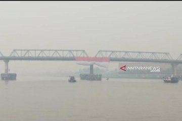 Warga Pontianak kibarkan bendera merah putih di Sungai Kapuas