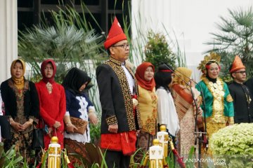 Mensesneg pimpin upacara HUT RI kenakan busana adat Sumatera Selatan