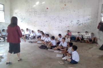 Siswa SMPN 1 Nias terpaksa belajar di lantai