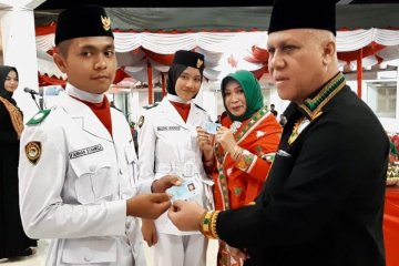 Bupati serahkan KTP elektronik ke anggota Paskibra Aceh Tengah