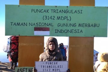 Fayyadh dan ayahnya peringati HUT ke-74 Indonesia di Puncak Merbabu