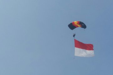 Penerjun TNI- Polri kibarkan bendera di acara Gowes bersama Astra