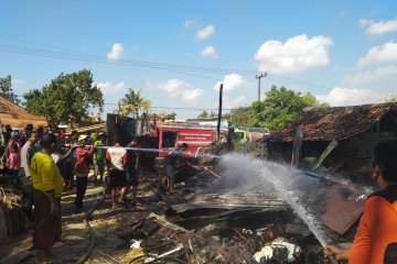 Kerahkan empat armada, kebakaran gudang di Pamekasan mampu dipadamkan