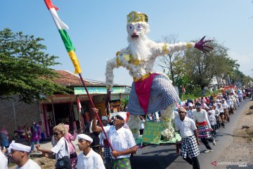 Karnaval kemerdekaan memanfaatkan barang limbah