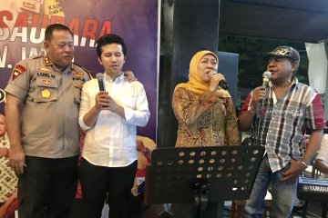Khofifah bernyanyi lagu daerah Papua  di Surabaya