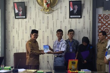 Peserta SMN Banten serahkan buku Bingkai Anak Negeri untuk Arpus Aceh