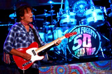 John Fogerty tampil saat peringatan 50 tahun Woodstock Festival