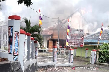 Gedung DPRD Papua Barat dibakar massa