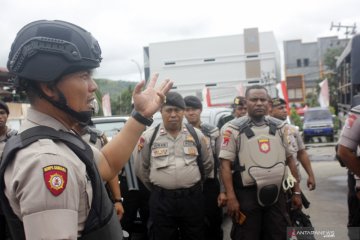 Ratusan anggota TNI dan Polri buka blokade jalan di kota Sorong