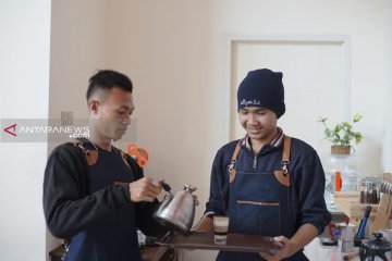 Sejumlah anak jalanan di Surabaya diberdayakan jadi barista