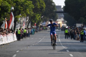 Culey juara, lewati garis finis sambil berjoget