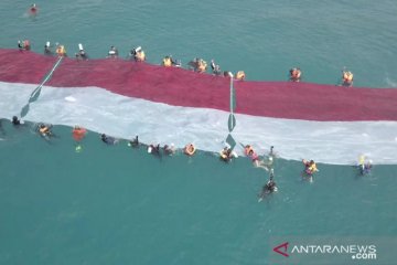 10 penyandang disabilitas kibarkan merah putih di bawah laut