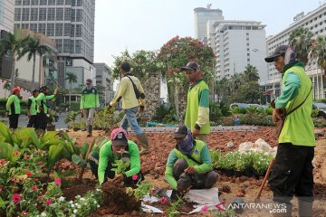 Hoaks! Foto petugas menyiram tanaman saat hujan di Jakarta