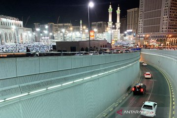 Suasana malam Masjidil Haram dari atas terminal Jiad