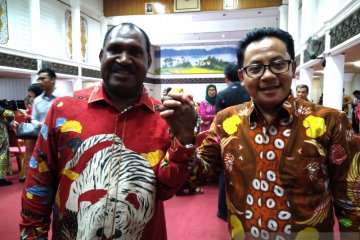 Bupati Puncak-Wali Kota Malang sampaikan pesan damai dari Padang