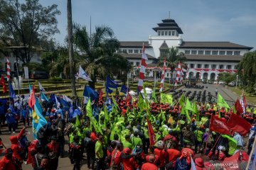 Aksi buruh tuntut upah yang layak di berbagai daerah