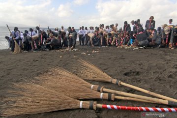 Aksi bersih pantai dari sampah plastik