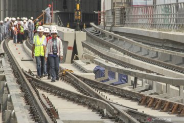 Menteri BUMN tinjau stasiun LRT Cibubur