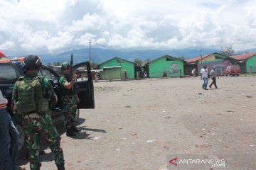 Aparat dan seorang anggota KKB  baku tembak di pusat keramaian