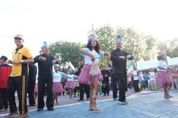 Wali Kota Probolinggo menari Sajojo bersama pelajar Papua